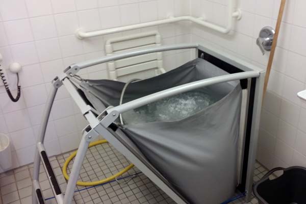 Eisbad, Eistonne oder Badewanne - hier genutzt bei in der Physiotherapie